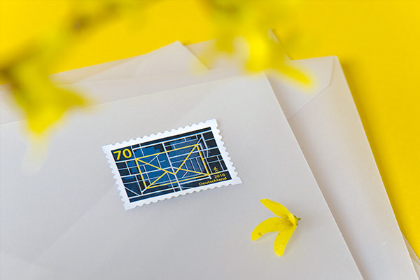 Closeup von Briefmarke auf Umschlag